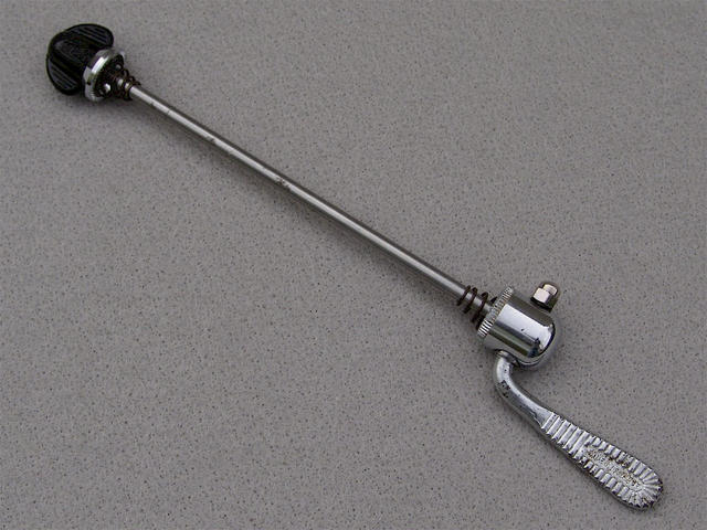 <------------------ SOLD ------------------> Simplex SX 3607 quick release mechanism - rear - circa 1975 to 1979 (USED)