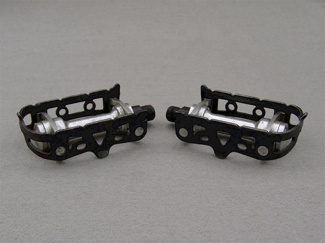 <------------------ SOLD ------------------> Atom 600 N pedals - Black cages (USED)