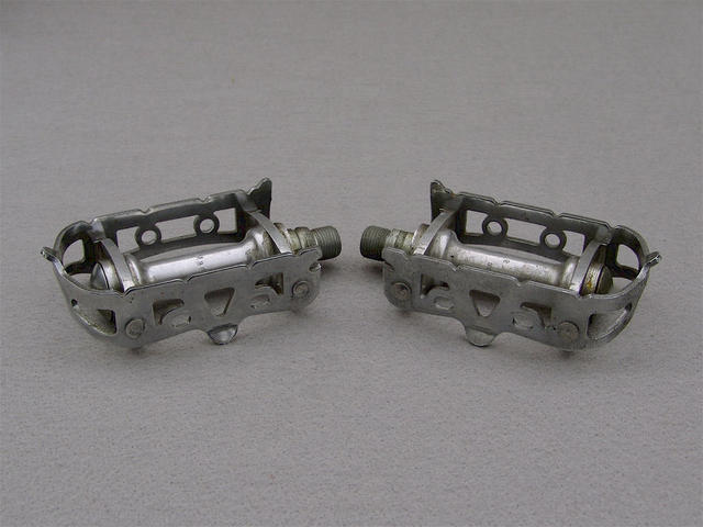 <------------------ SOLD ------------------> Atom 600 C pedals - chrome plated cages (NOS)