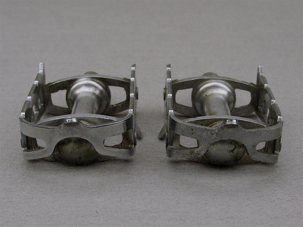 <------------------ SOLD ------------------> Atom 600 C pedals - chrome plated cages (NOS)