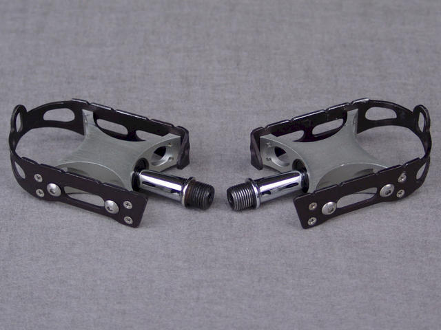 <------------------ SOLD ------------------> WEYLESS pedals - "road" profile cages (USED)