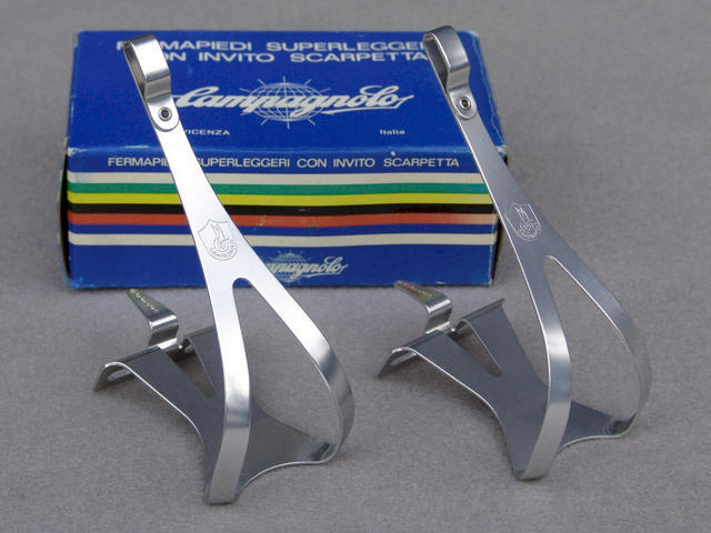 <------------------ SOLD ------------------> Campagnolo aluminum alloy toe clips - Large (NOS)