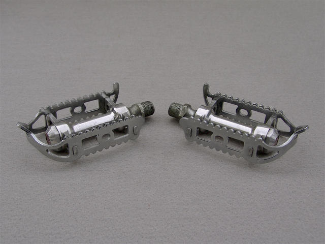 <------------------ SOLD ------------------> Atom 700 C pedals - Chromed cages (NOS)