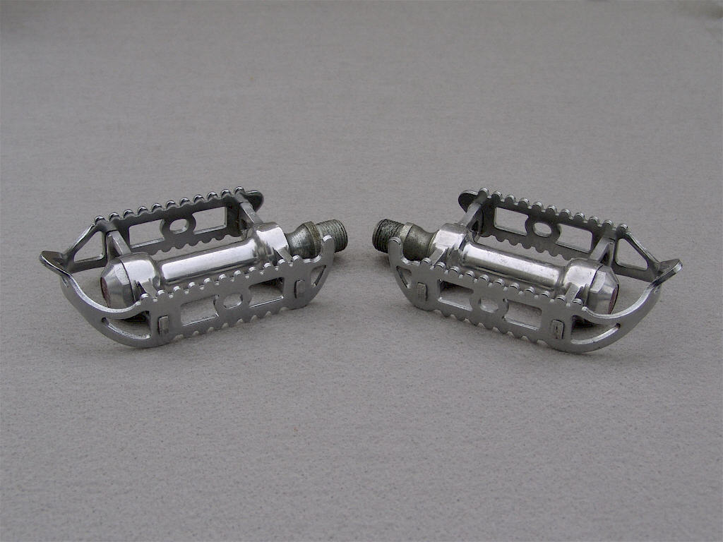 <------------------ SOLD ------------------> Atom 700 C pedals - Chromed cages (NOS)