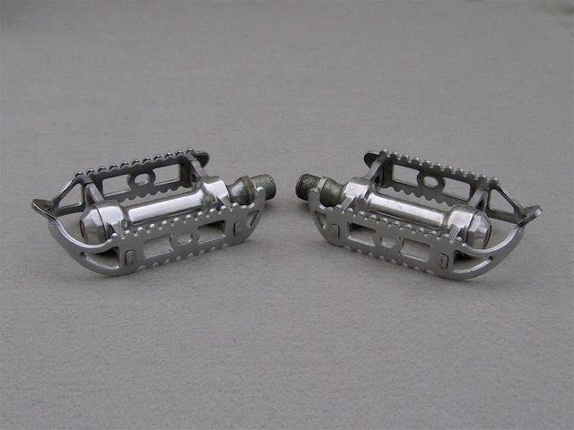 <------------------ SOLD ------------------> Atom 700 C pedals - Chromed cages (NOS)