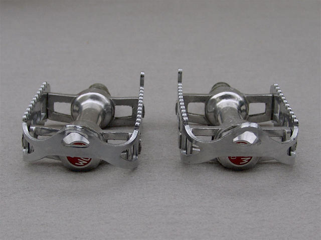 <------------------ SOLD ------------------> Atom 700 C pedals - Chromed cages (NOS)