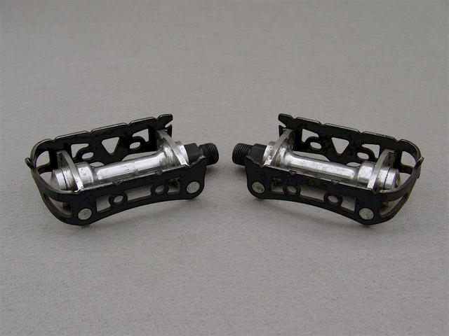 <------------------ SOLD ------------------> Atom 600 N pedals - Black cages (USED)