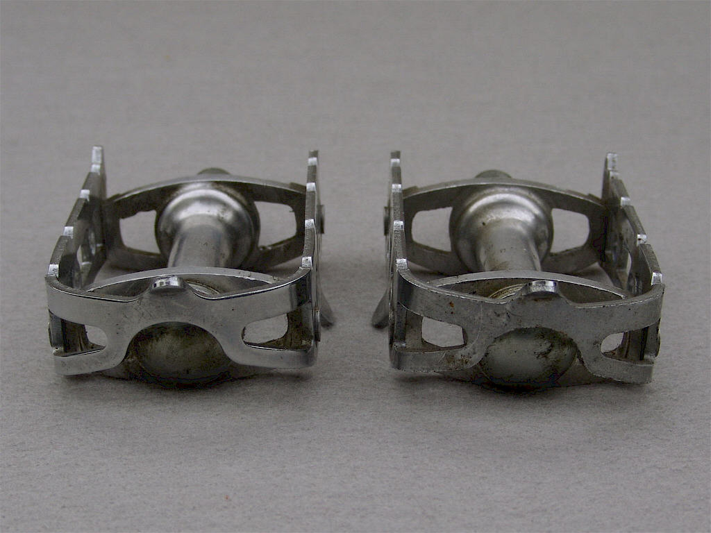 <------------------ SOLD ------------------> Atom 600 C pedals - chrome plated cages (NOS)