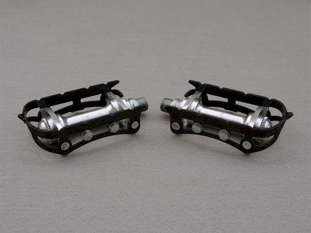 <------------------ SOLD ------------------> Atom 600 N pedals - Black cages (NOS)