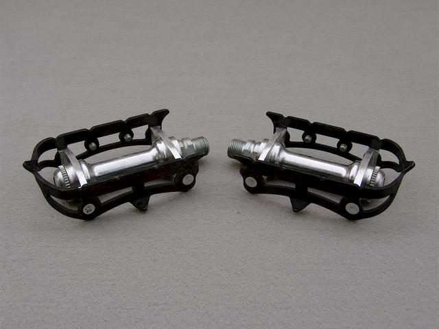 <------------------ SOLD ------------------> Atom 600 N pedals - Black cages (NOS)