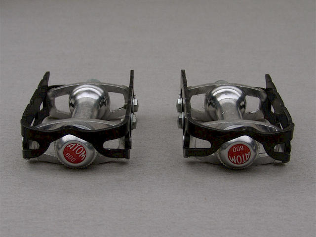 <------------------ SOLD ------------------> Atom 600 N pedals - Black cages (NOS)