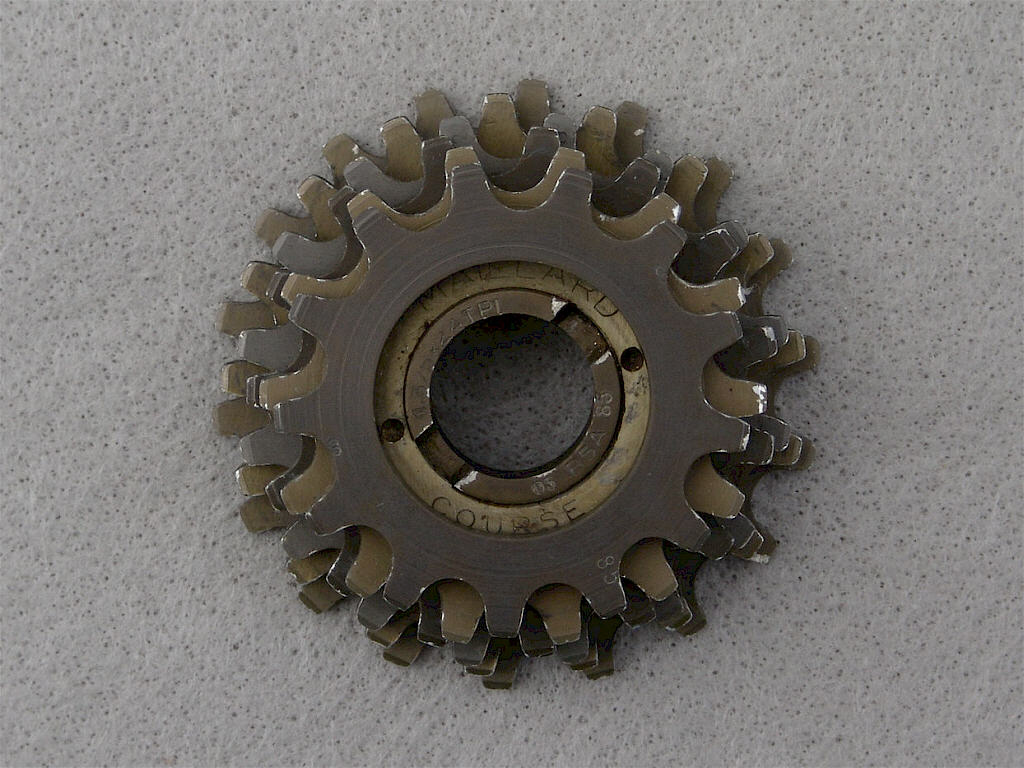 <------------------- SOLD ----------------> Maillard 700 Professional freewheel - alloy 6s 13-19 - English thread (UNUSED)