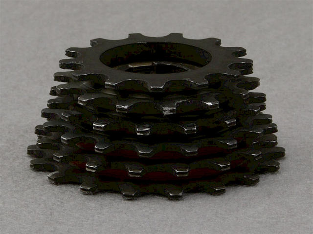 <------------------- SOLD ----------------> Maillard 700 Professional freewheel - alloy 6s 13-19 - English thread (UNUSED)