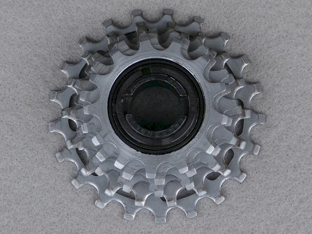 <------------------- SOLD ----------------> SunTour New Winner freewheel - narrow 6 speed - 13/21 - English thread (USED)