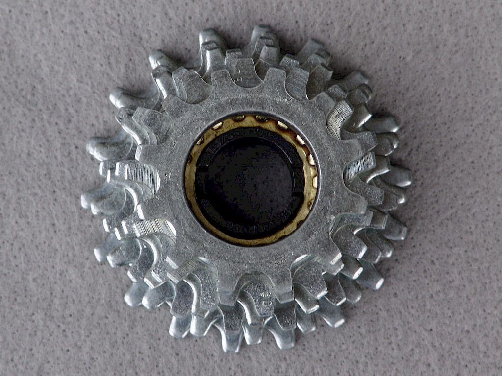 <------------------- SOLD ----------------> Maillard 700 freewheel - standard 7 speed / 12-18 - English thread (NOS)