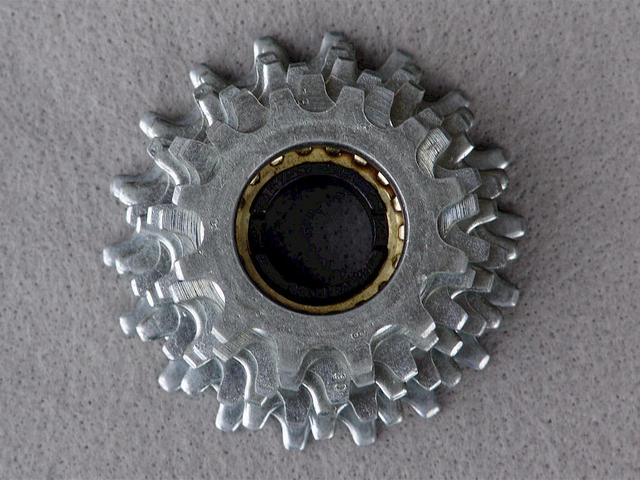 <------------------- SOLD ----------------> Maillard 700 freewheel - standard 7 speed / 12-18 - English thread (NOS)