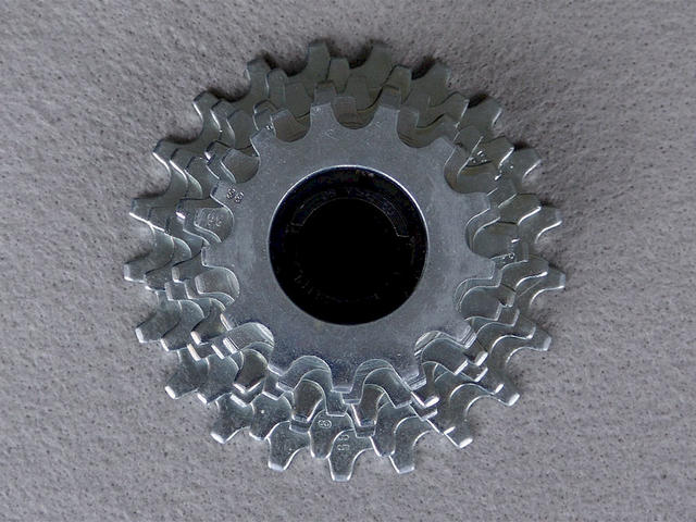 <------------------- SOLD ----------------> Maillard 700 freewheel - narrow 7 speed / 13-21 - English thread (NOS)