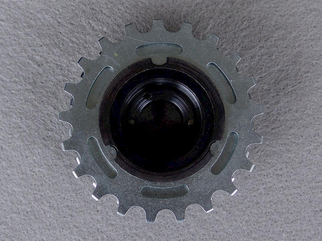 <------------------- SOLD ----------------> Maillard 700 freewheel - narrow 7 speed / 13-21 - English thread (NOS)