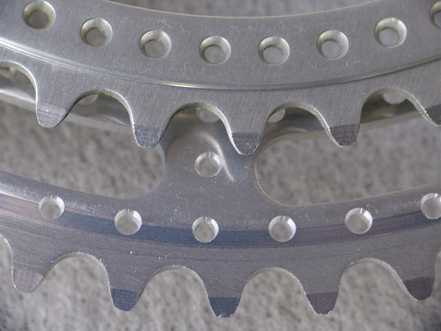 <------------------- SOLD -----------------> Stronglight 105 bis crankset - 42/52 double - 122 mm BCD (NOS / USED)