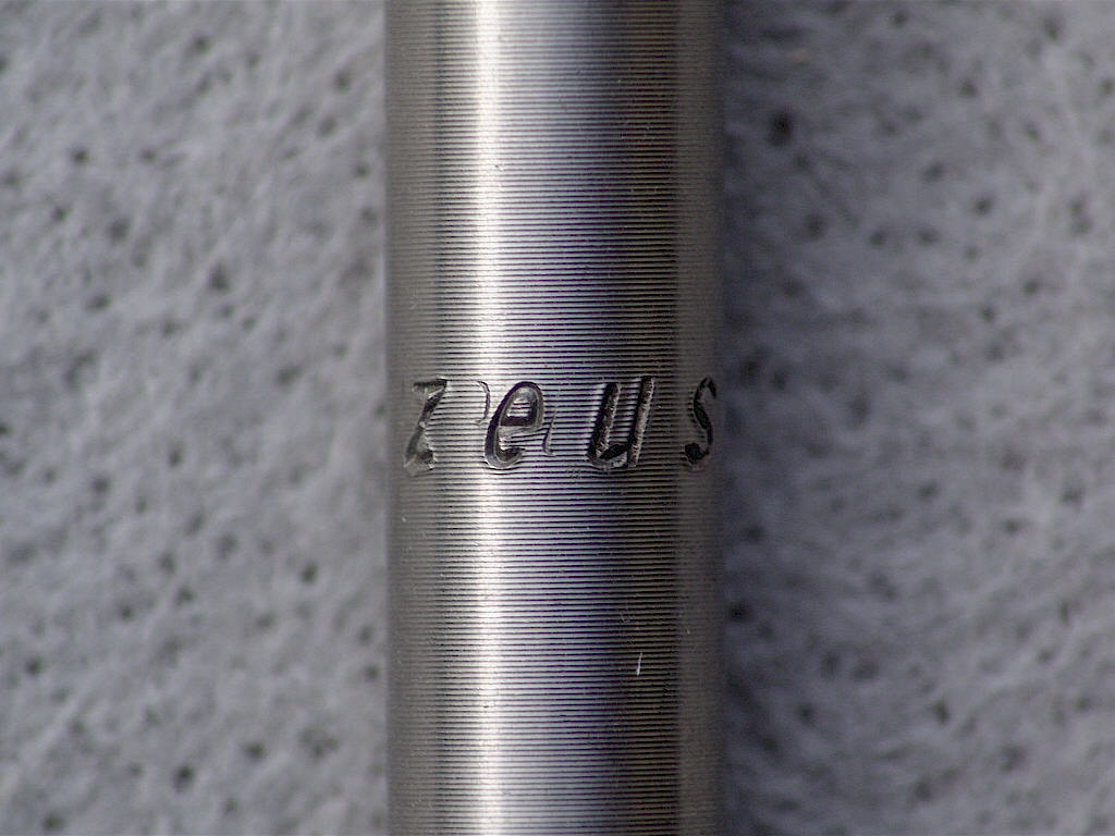 <------------------ SOLD ------------------> Zeus 2000 series front and rear axles - titanium (NOS)