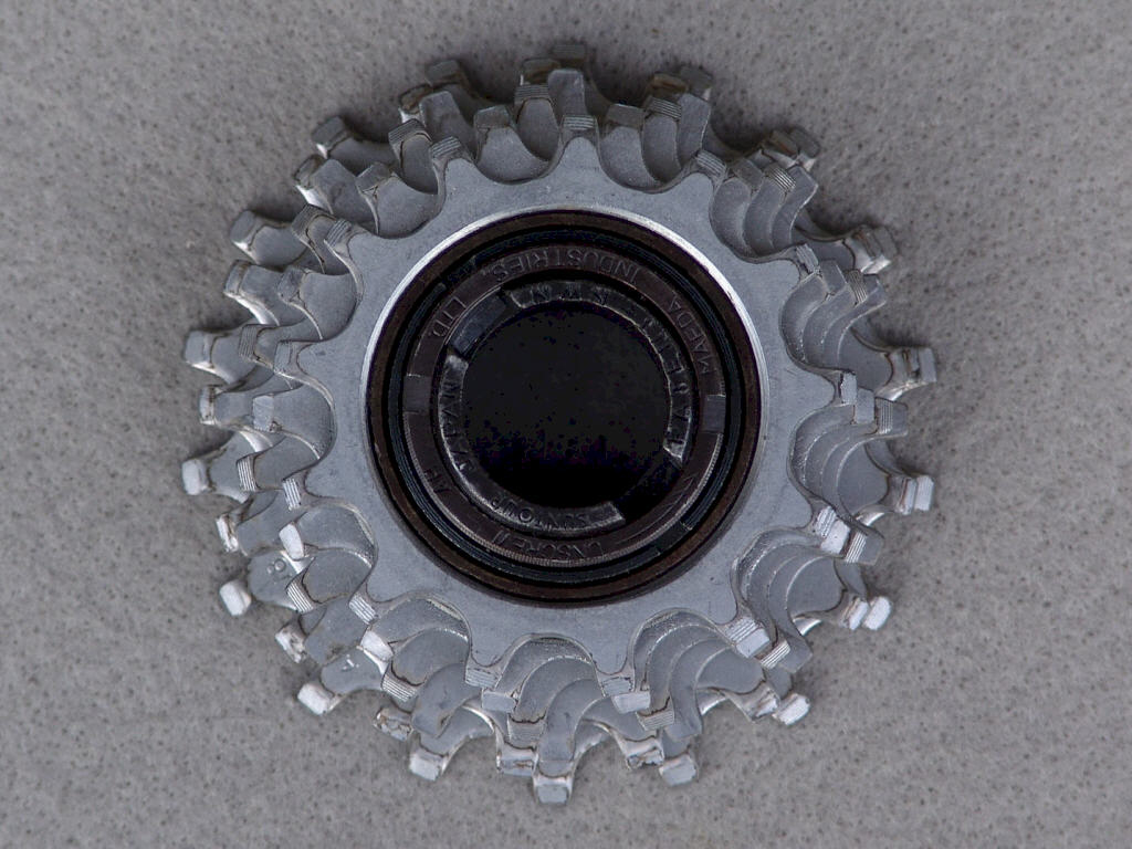 <------------------- SOLD ----------------> SunTour New Winner freewheel - narrow 6 speed - 13/18 - English thread (USED)