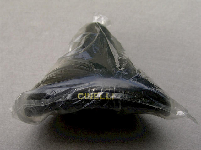 <------------------ SOLD ------------------> CINELLI Unicanitor #4 saddle - padded leather (NOS / NIP)