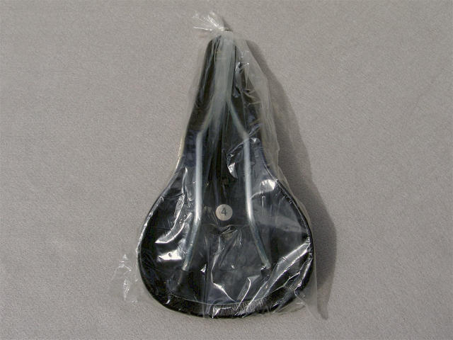 <------------------ SOLD ------------------> CINELLI Unicanitor #4 saddle - padded leather (NOS / NIP)