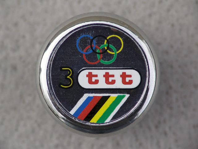 <------------------ SOLD ------------------> 3ttt handlebar end plugs - chrome - Olympic rings (NOS)