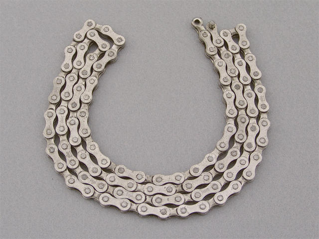 <------------------ SOLD ------------------> SEDIS / SEDISPORT chain - chrome plated finish - 106 links (USED)