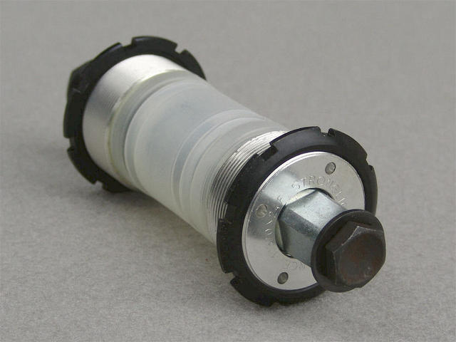 <------------------ SOLD ------------------> Stronglight 651 bottom bracket - steel spindle - 118 mm - English (NOS)