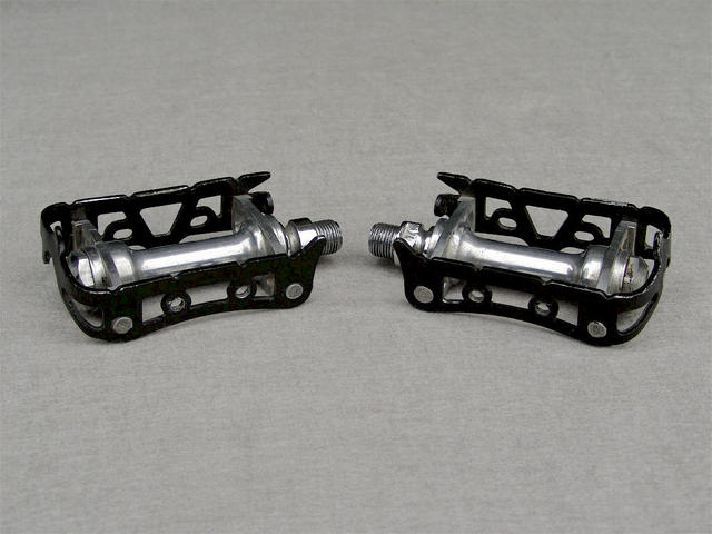 <------------------ SOLD ------------------> Maillard 700 RN Professional pedals - Black anodized alloy cages (USED)